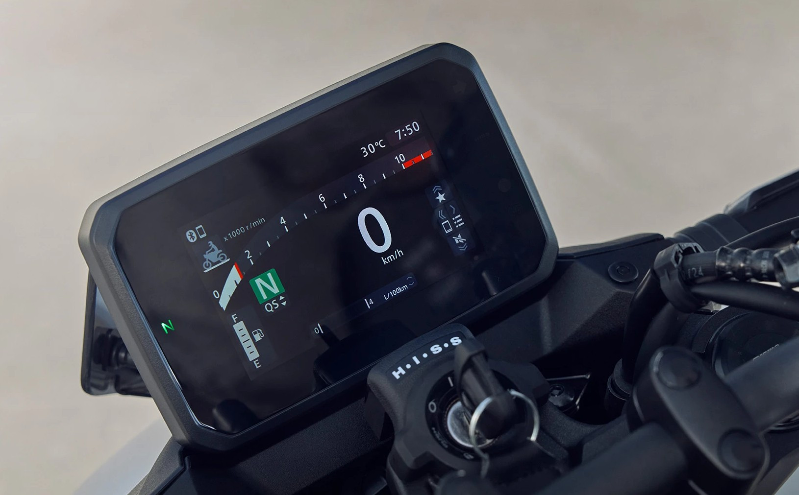 2025-CB750_Hornet_Pearl_Glare_White_Location_Details_0038-2_L_0