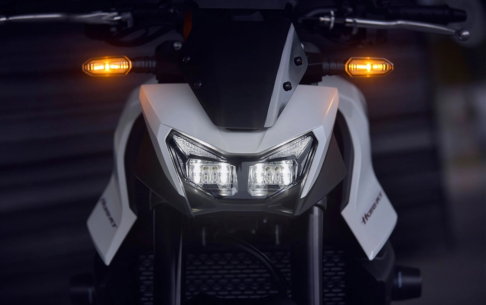 2025-CB750_Hornet_Pearl_Glare_White_Location_Details_0028_L