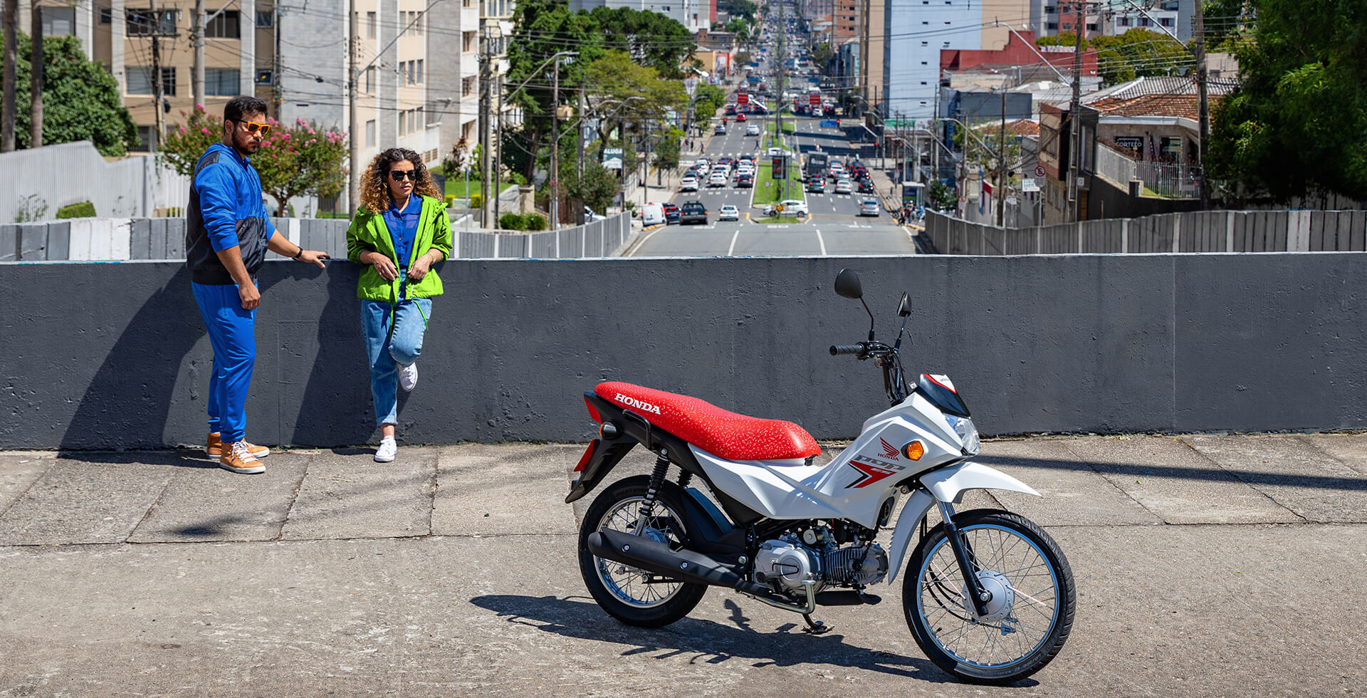 moto-pop-110i-es-com-casal-ao-fundo