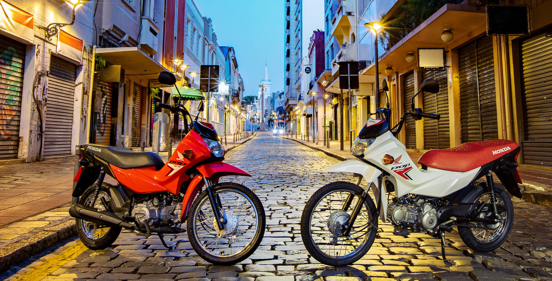 motocicletas-pop-110i-es-em-rua-de-paralelepipedo